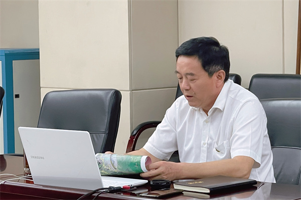 淮南市林業(yè)局黨組書(shū)記、局長(cháng)魯金杰為全局青年干部講黨史專(zhuān)題黨課
