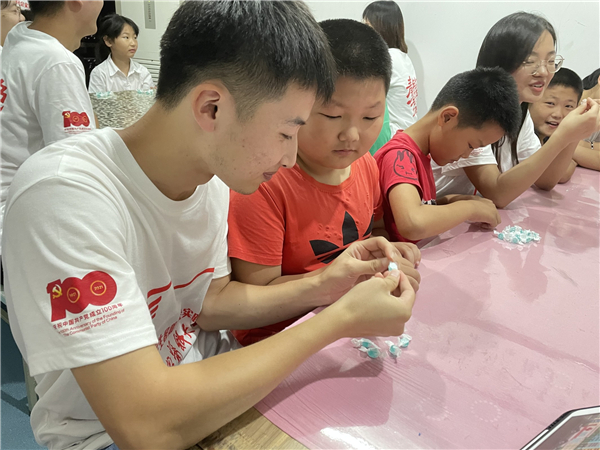 給孩子們發(fā)糖果，學(xué)習用品.jpg