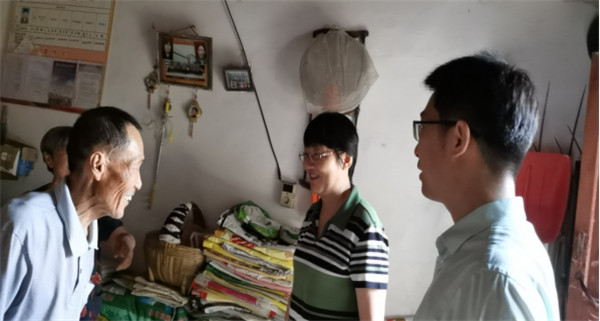 淮南市經(jīng)信局黨委委員、總工程師劉莉莉赴焦崗村慰問(wèn)脫貧戶(hù)并看望駐村工作隊