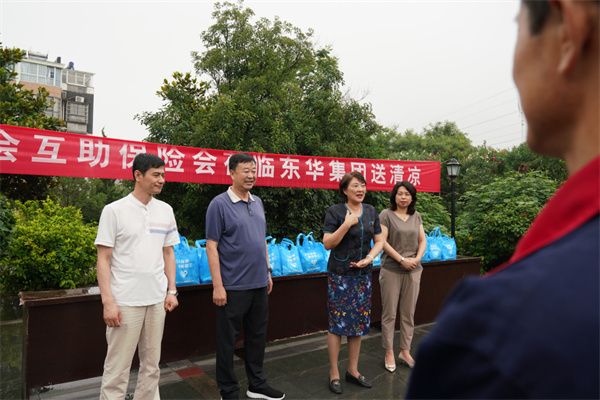 淮南：職工保險互助會(huì )開(kāi)展“夏送清涼，關(guān)愛(ài)會(huì )員”活動(dòng)