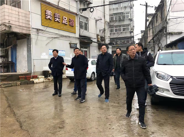 淮南市城鄉建設局黨組書(shū)記、局長(cháng)徐輝調研城鎮老舊小區改造工作