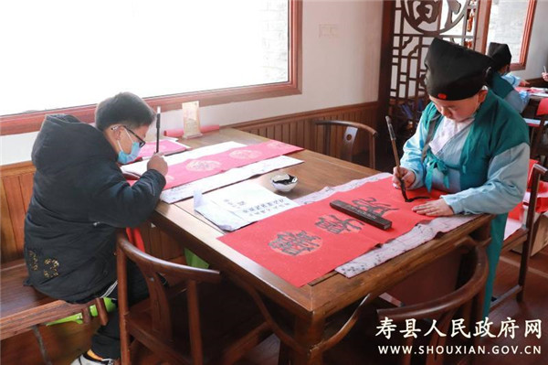 淮南壽縣舉行壽州福娃寫(xiě)春聯(lián)送祝?；顒?dòng)