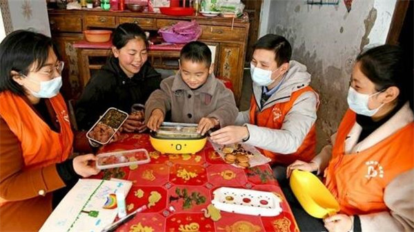 淮南：跨越440公里！“愛(ài)心飯盒”送給爸媽