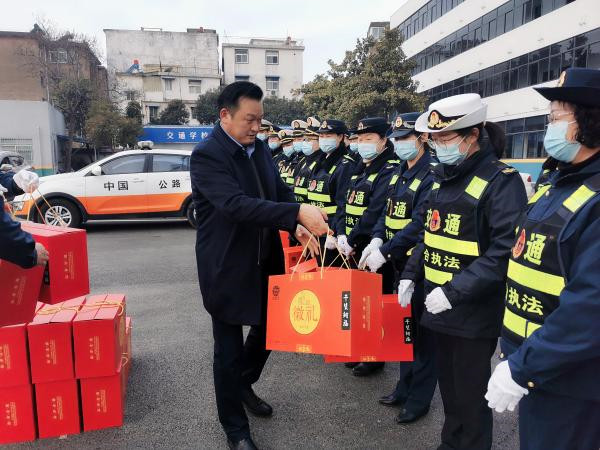 淮南市交通運輸局黨組書(shū)記、局長(cháng)李輝看望慰問(wèn)春節堅守崗位的干部職工并檢查指導春運安全和疫情防控工作