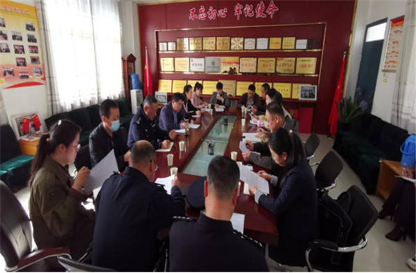淮南市謝家集區委常委、區委政法委書(shū)記顧為民赴謝一小走訪(fǎng)調研