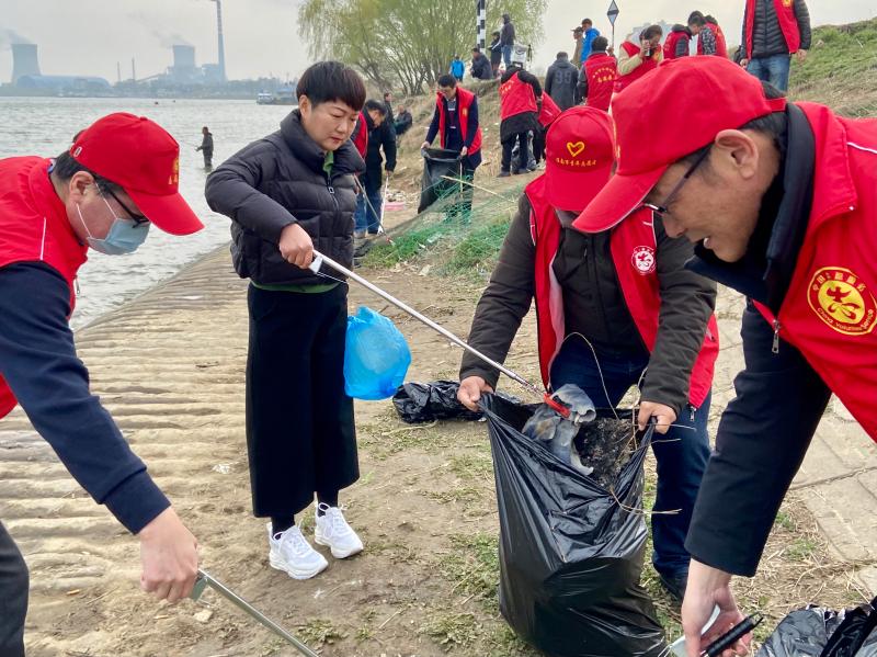 保護母親河，清潔水源地——淮南市生態(tài)環(huán)境局組織黨員干部職工開(kāi)展學(xué)雷鋒主題黨日活動(dòng)